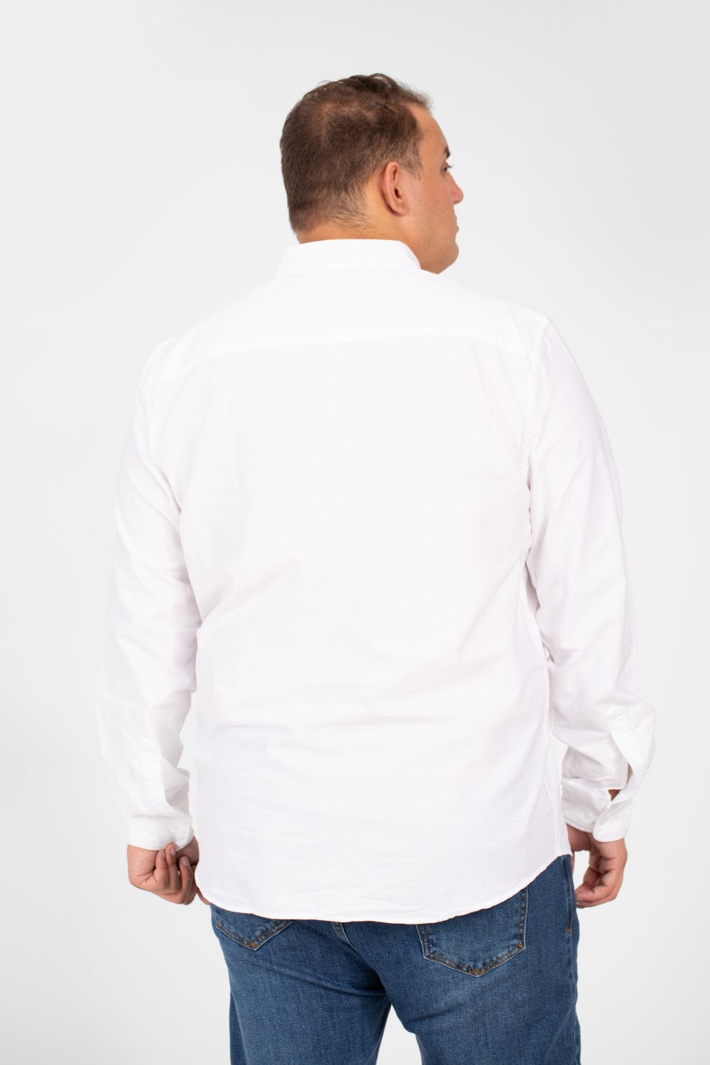 قميص رجالي أساسي كبير الحجم بأكمام طويلة وتفاصيل أساسية