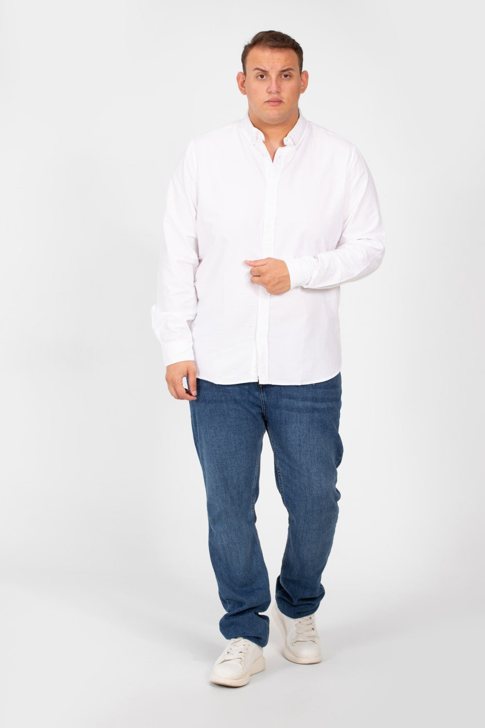 قميص رجالي أساسي كبير الحجم بأكمام طويلة وتفاصيل أساسية