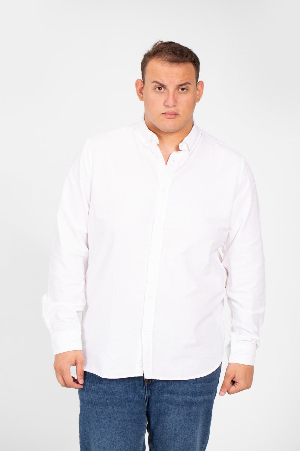 قميص رجالي أساسي كبير الحجم بأكمام طويلة وتفاصيل أساسية