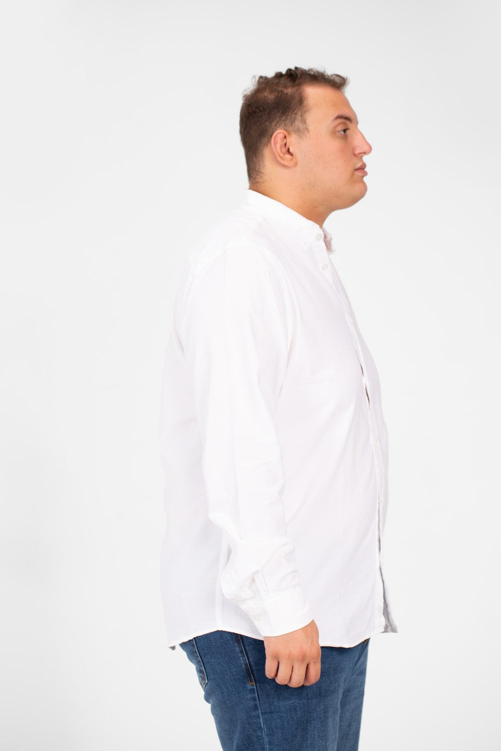 قميص رجالي أساسي كبير الحجم بأكمام طويلة وتفاصيل أساسية