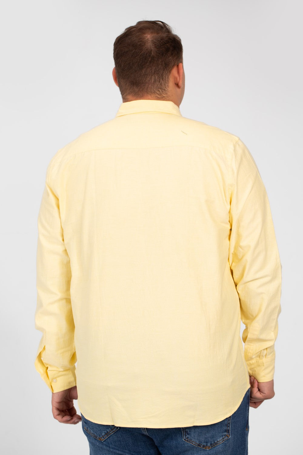 قميص رجالي أساسي كبير الحجم بأكمام طويلة وتفاصيل أساسية