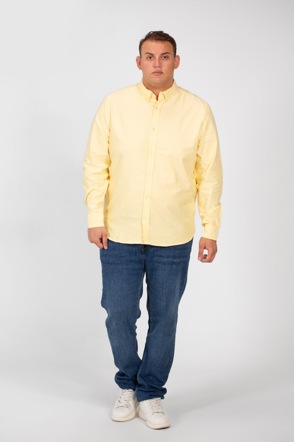 قميص رجالي أساسي كبير الحجم بأكمام طويلة وتفاصيل أساسية