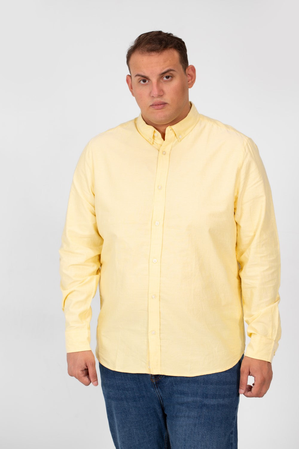 قميص رجالي أساسي كبير الحجم بأكمام طويلة وتفاصيل أساسية