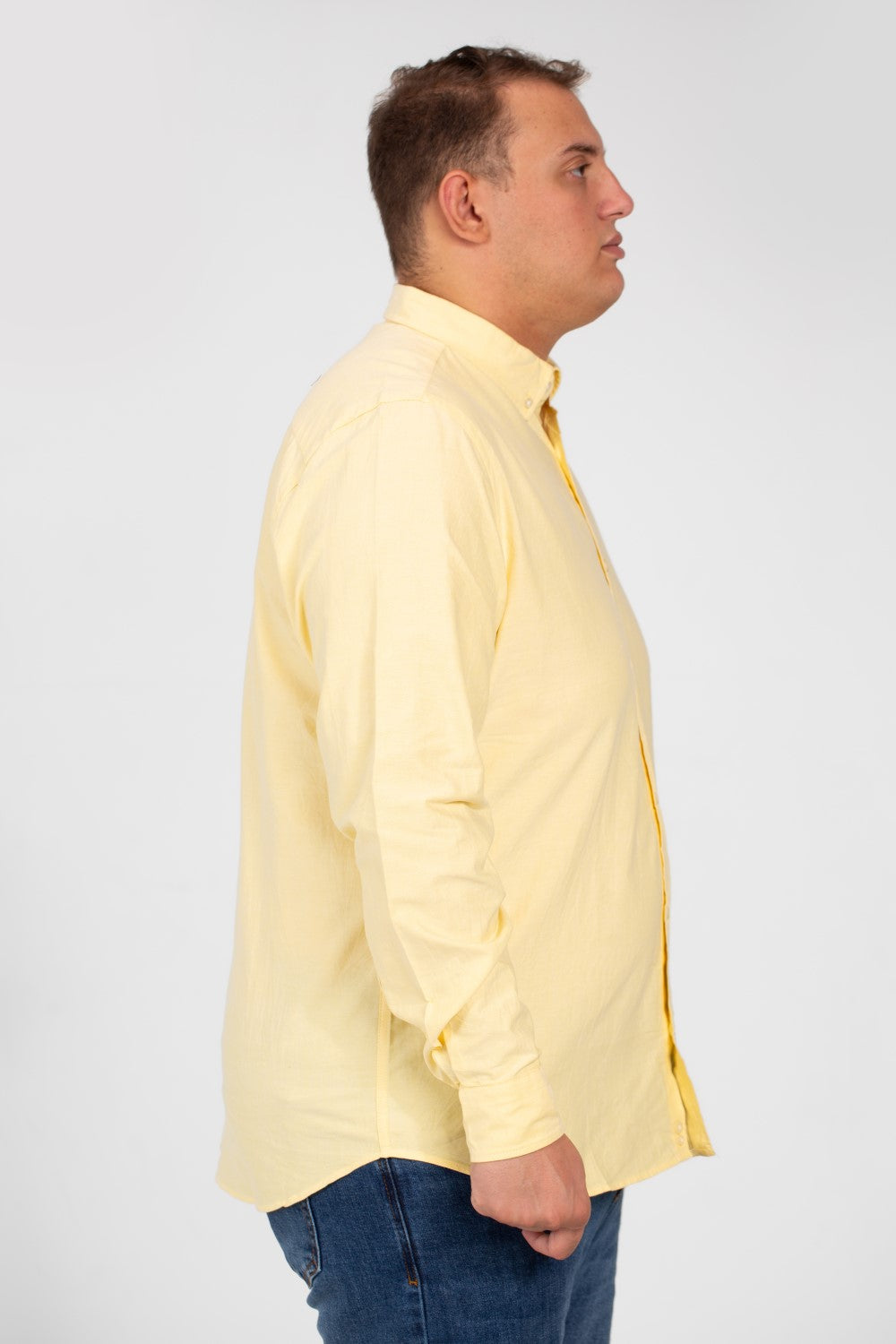 قميص رجالي أساسي كبير الحجم بأكمام طويلة وتفاصيل أساسية