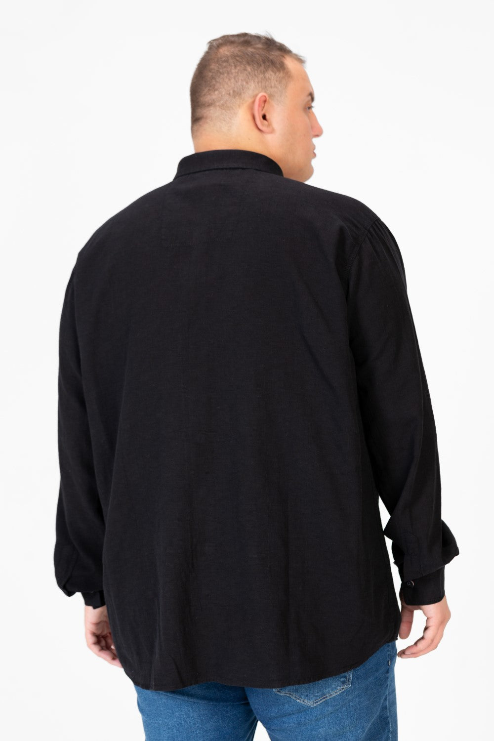 قميص رجالي أساسي كبير الحجم بأكمام طويلة