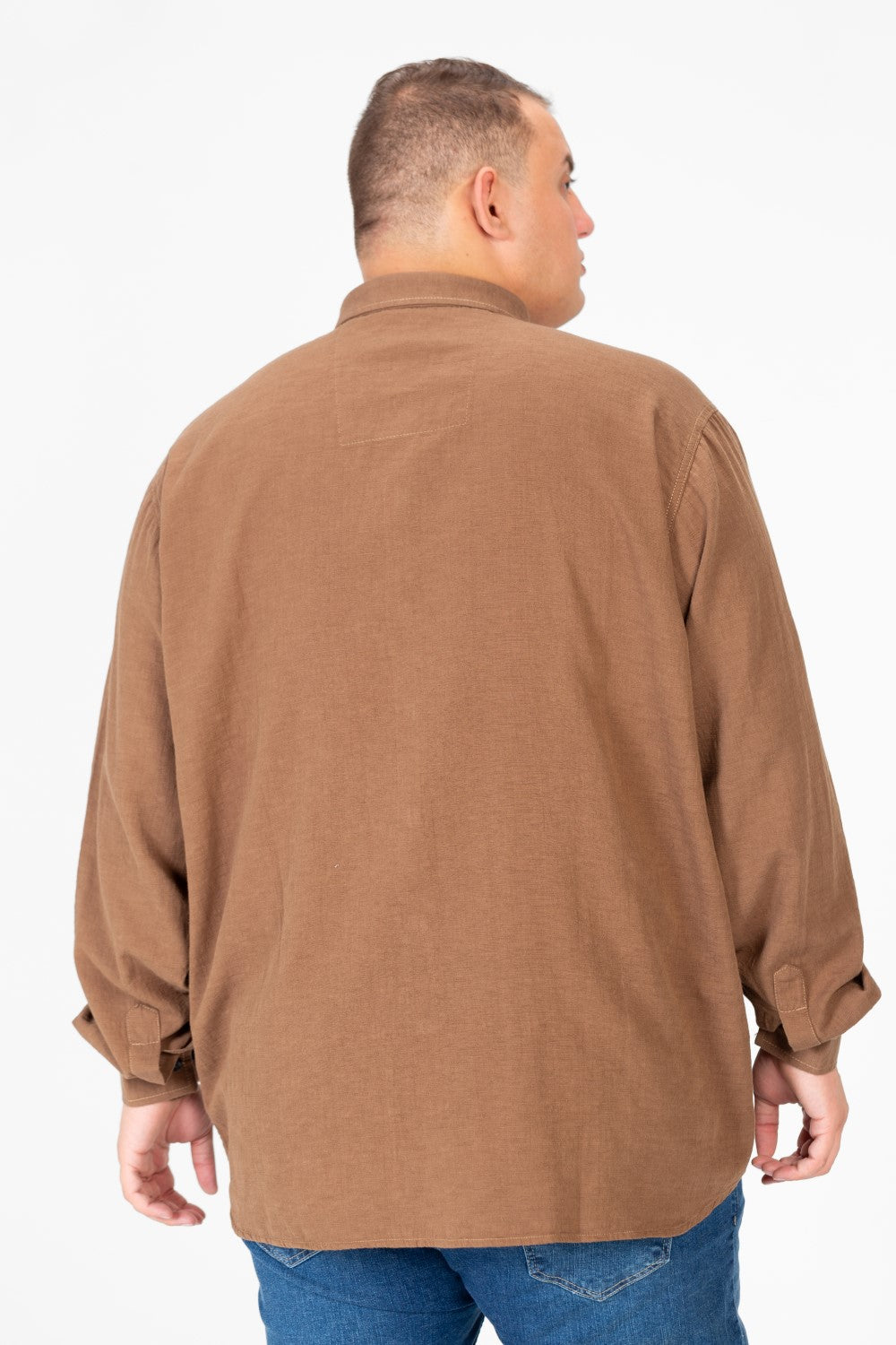 قميص رجالي أساسي كبير الحجم بأكمام طويلة