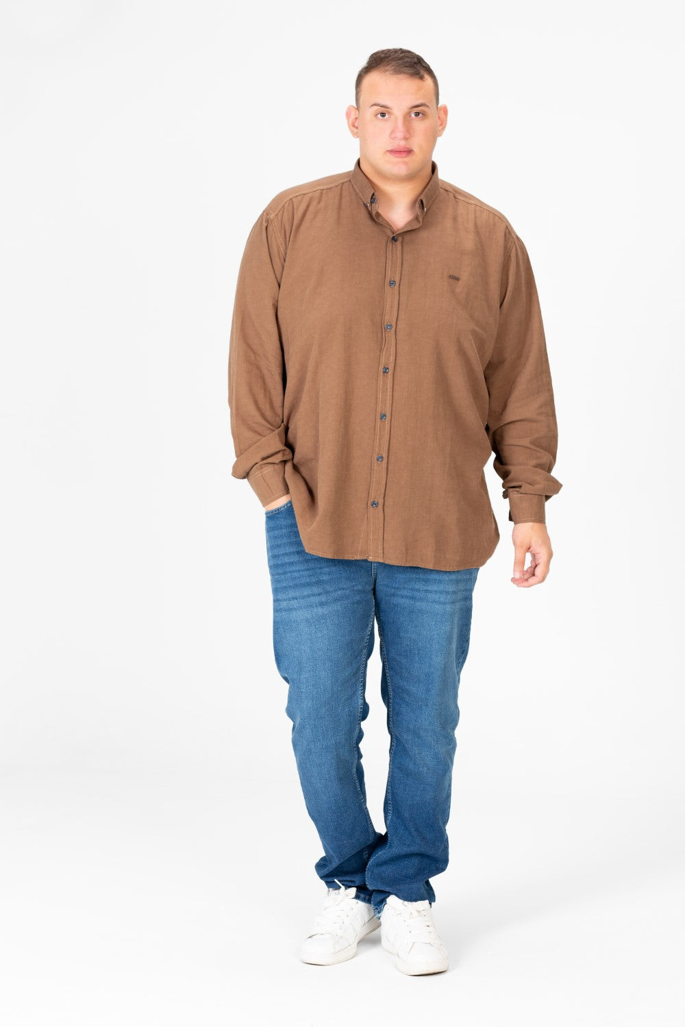قميص رجالي أساسي كبير الحجم بأكمام طويلة