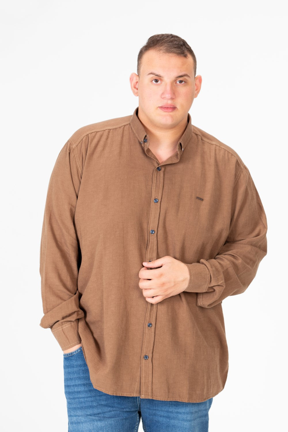 قميص رجالي أساسي كبير الحجم بأكمام طويلة