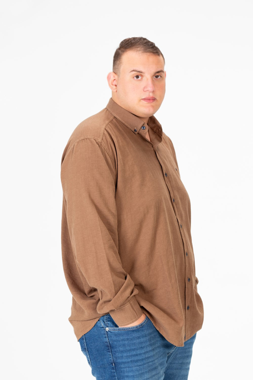قميص رجالي أساسي كبير الحجم بأكمام طويلة