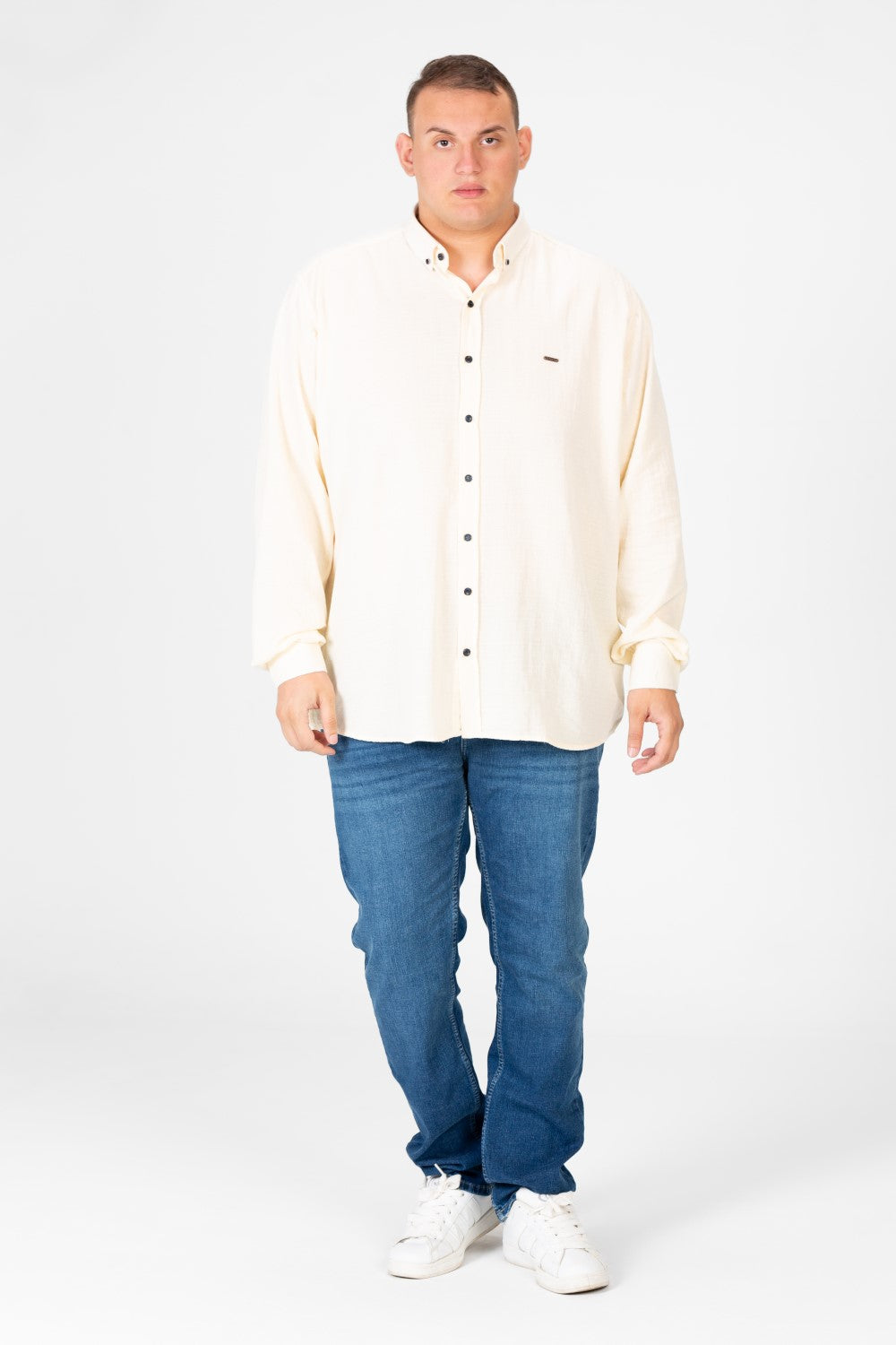 قميص رجالي أساسي كبير الحجم بأكمام طويلة