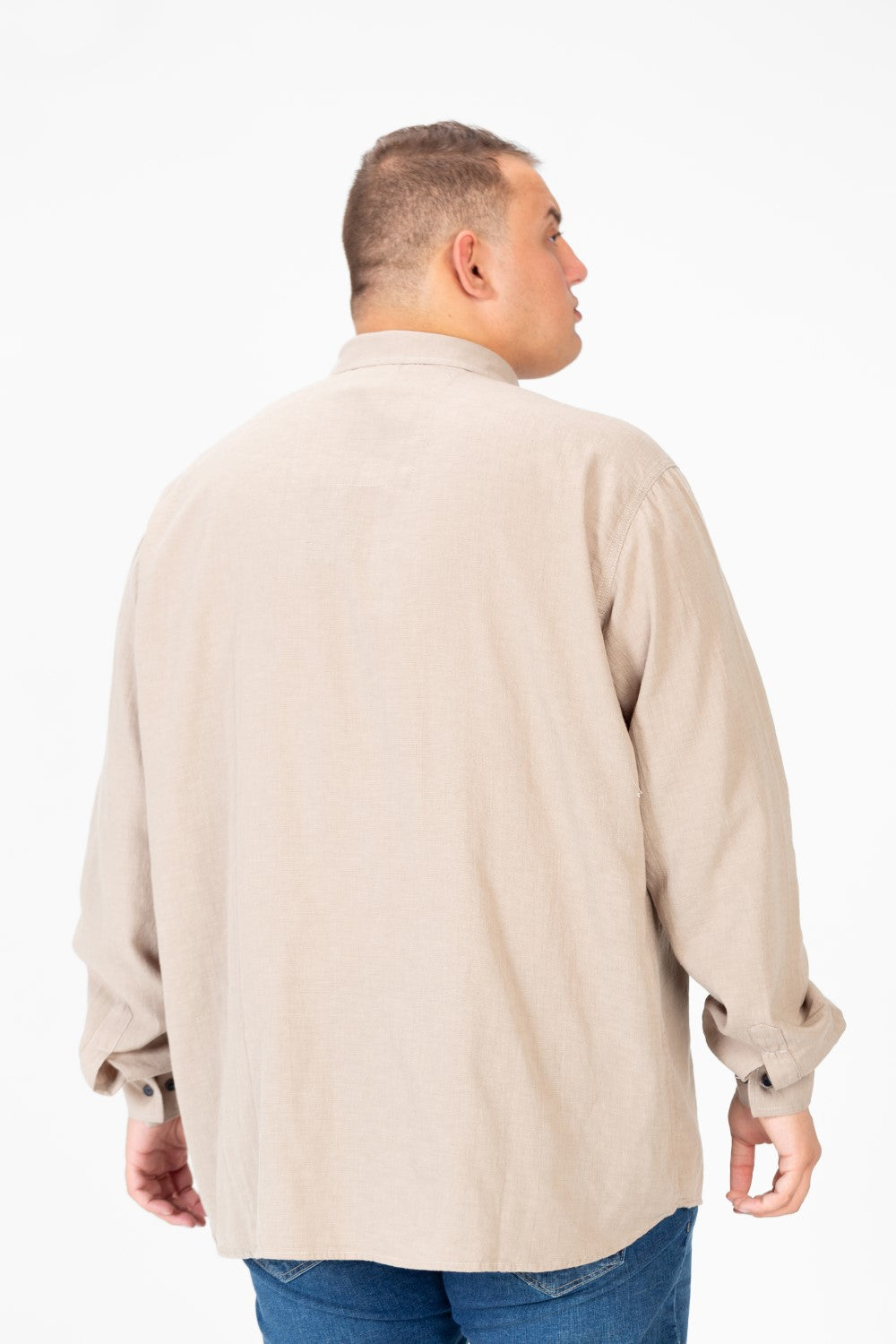 قميص رجالي أساسي كبير الحجم بأكمام طويلة