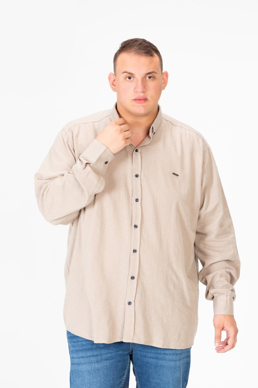 قميص رجالي أساسي كبير الحجم بأكمام طويلة