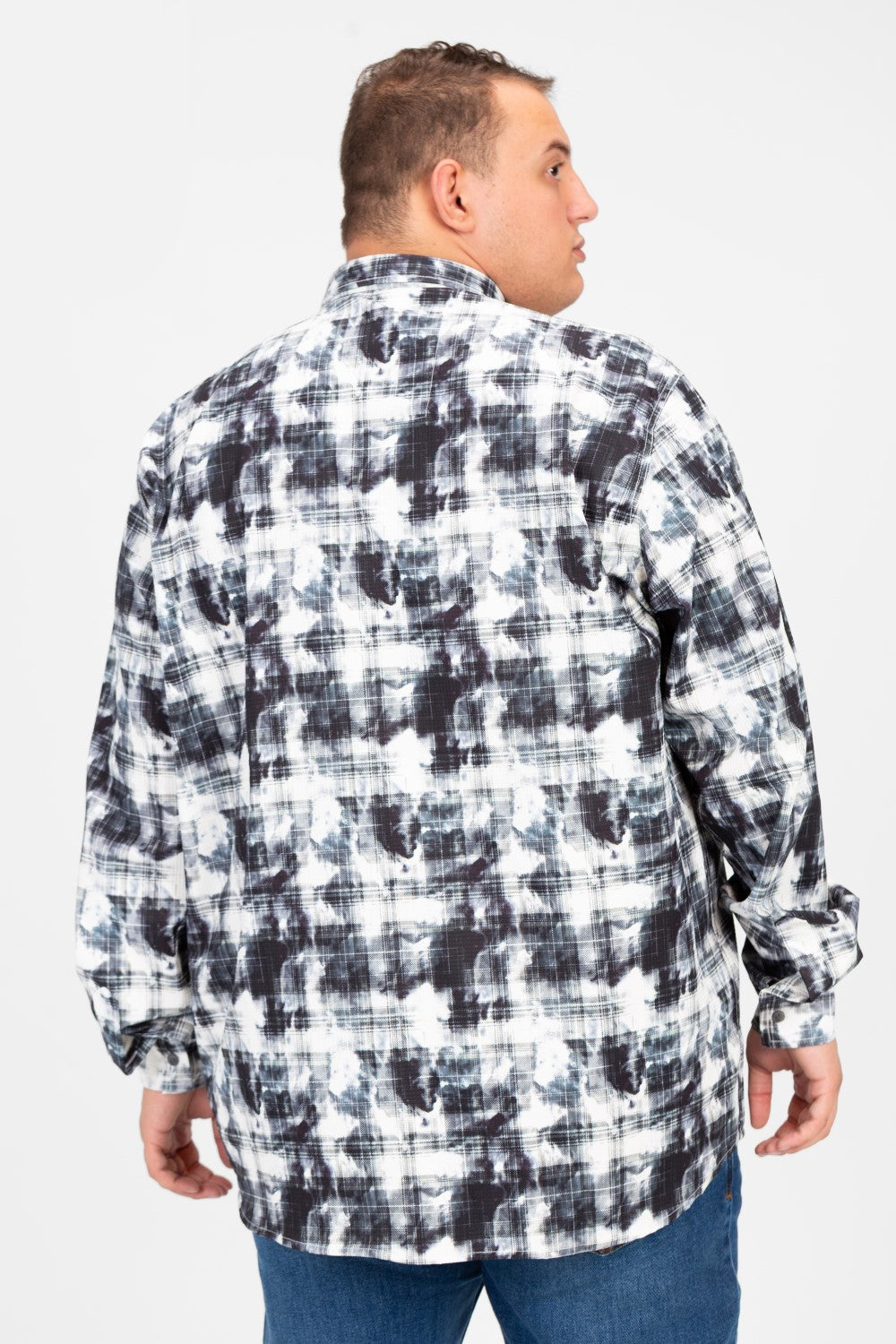 قميص رجالي كبير الحجم بأكمام طويلة ومنقوش