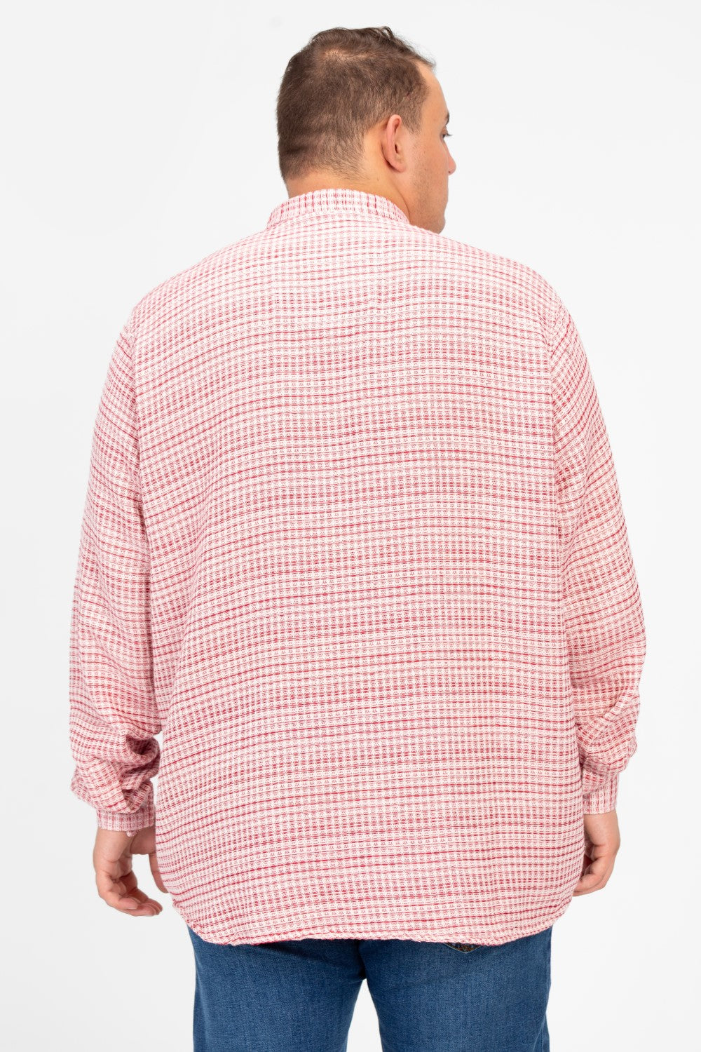 قميص رجالي كبير الحجم بأكمام طويلة وأزرار