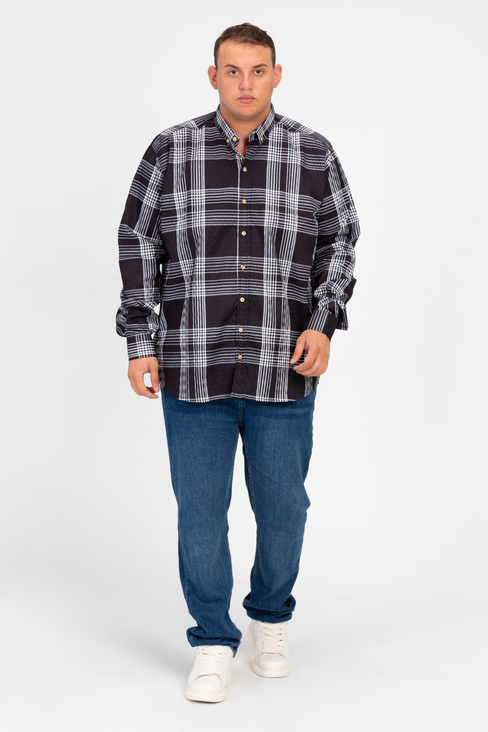 قميص رجالي كبير الحجم منقوش بياقة وأكمام طويلة