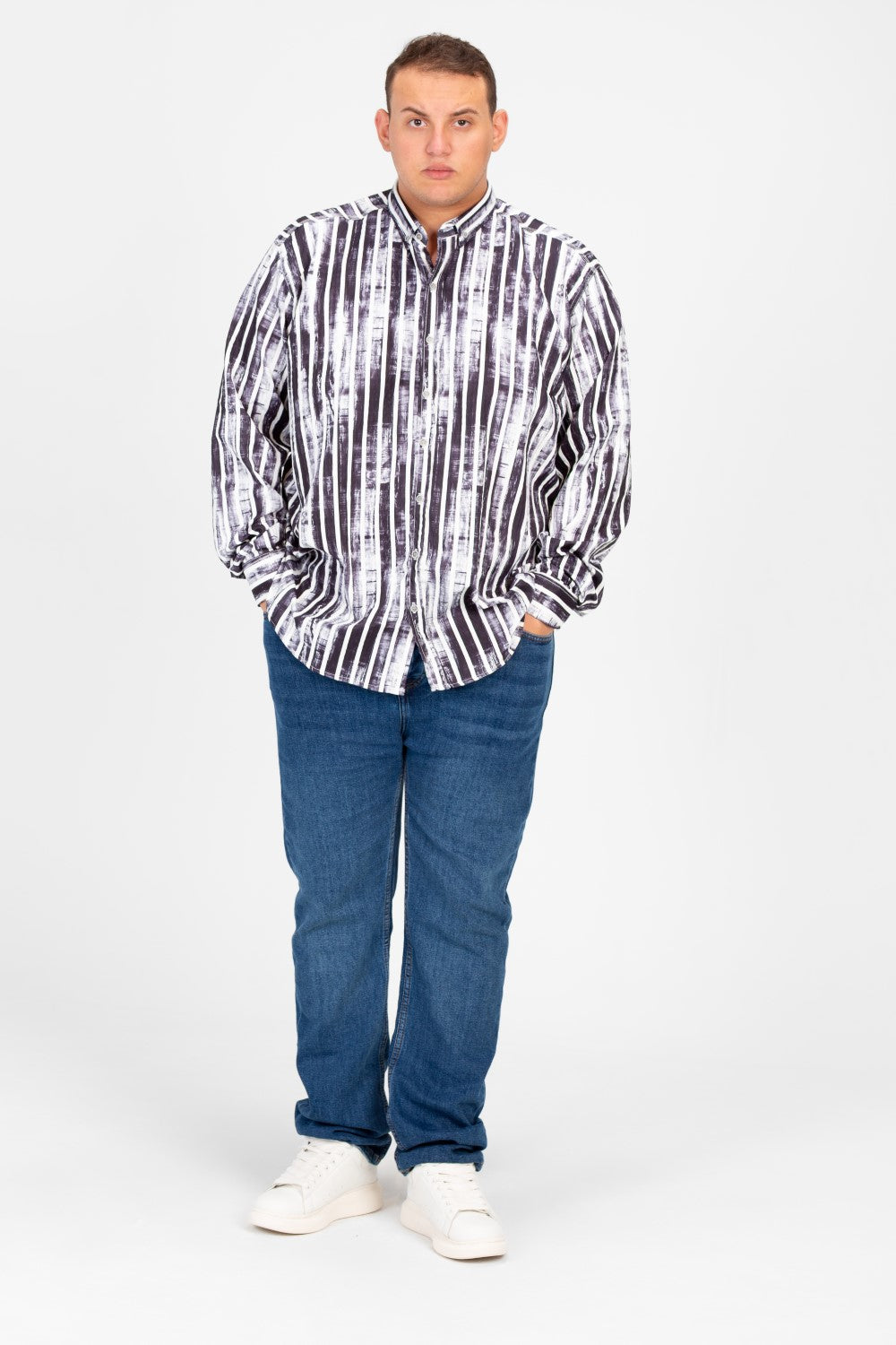 قميص رجالي مخطط كبير الحجم بتصميم عصري
