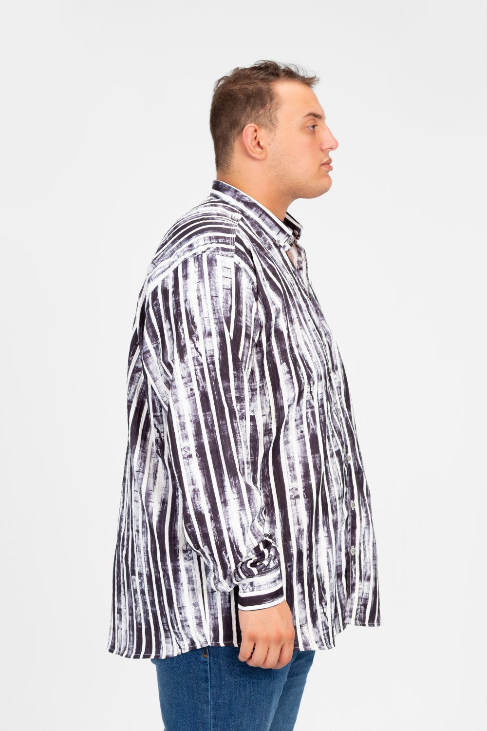 قميص رجالي مخطط كبير الحجم بتصميم عصري
