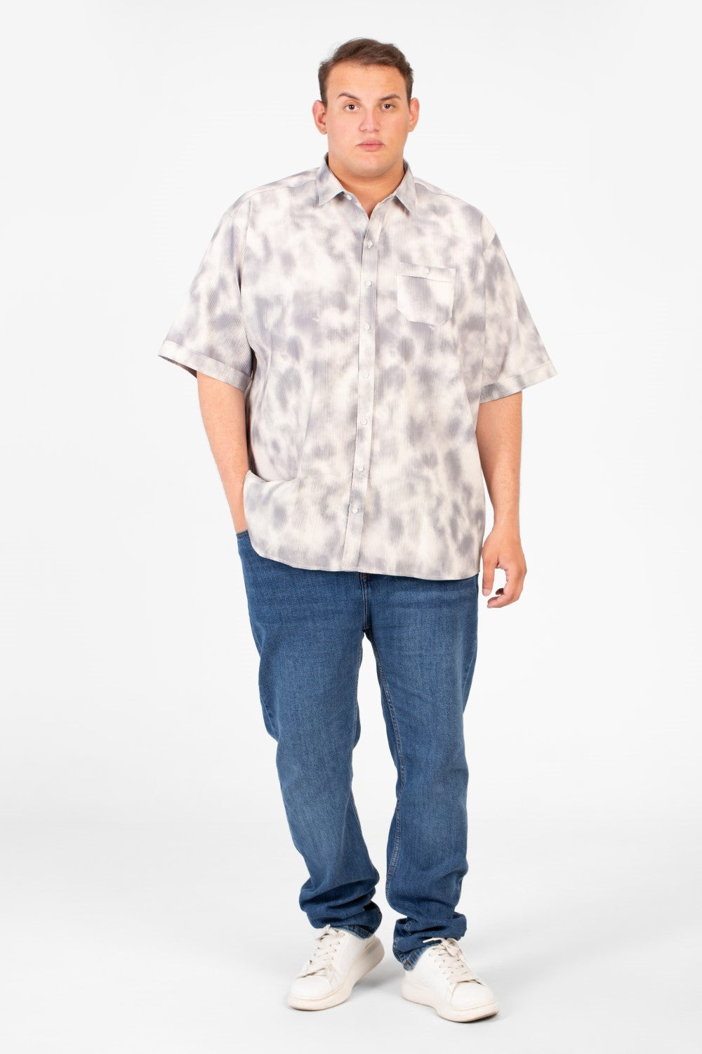 قميص رجالي كبير الحجم بأكمام قصيرة وجيب أمامي