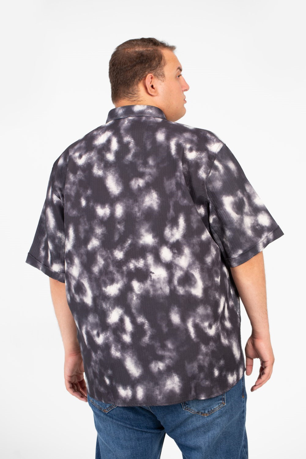 قميص رجالي كبير الحجم بأكمام قصيرة وجيب أمامي