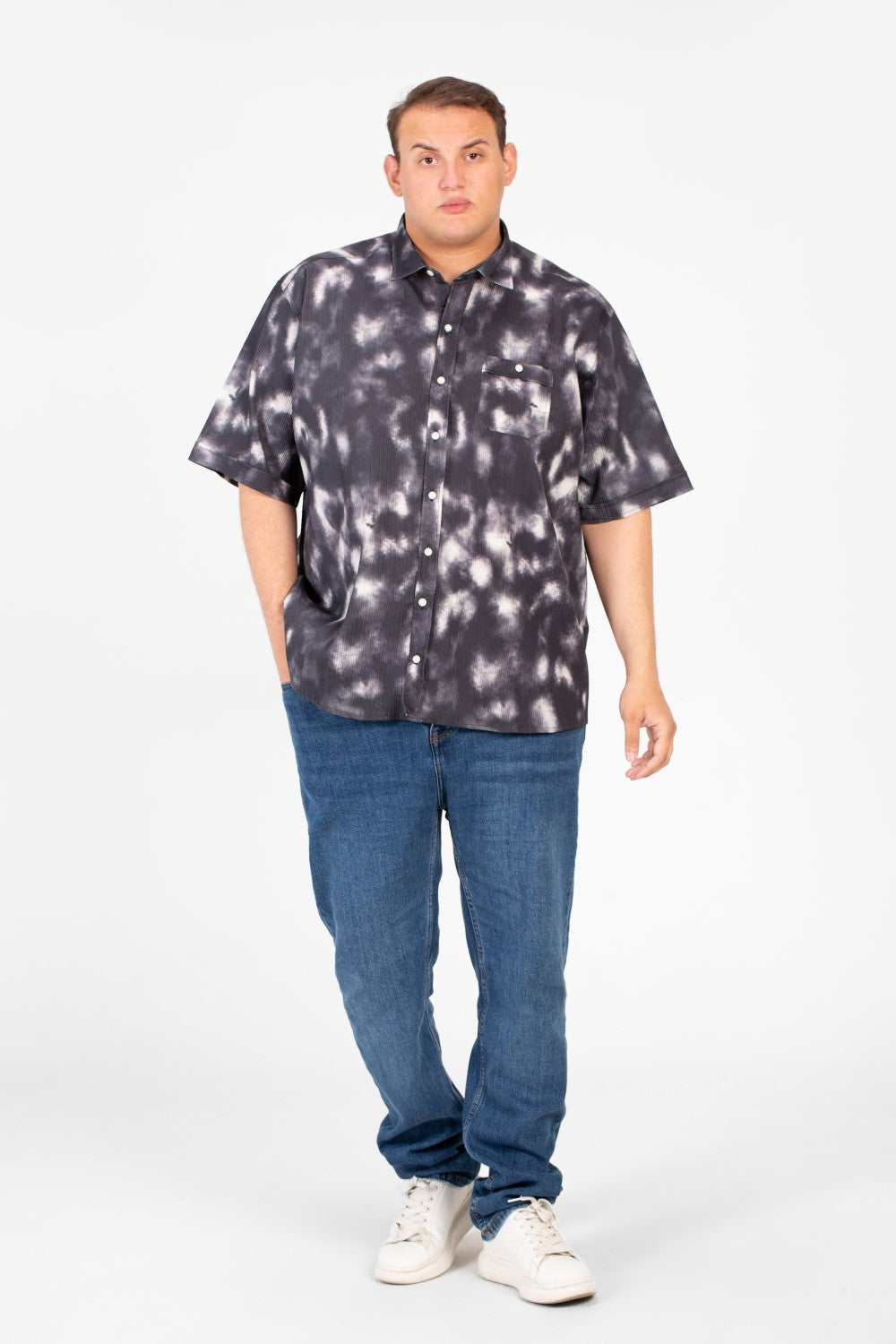 قميص رجالي كبير الحجم بأكمام قصيرة وجيب أمامي