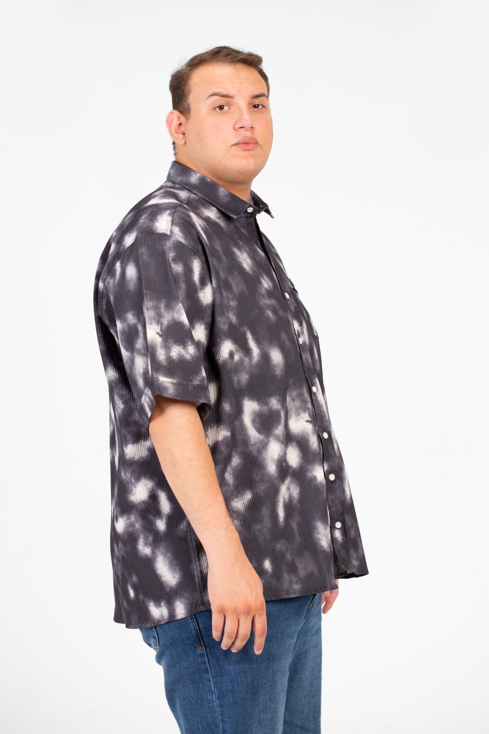قميص رجالي كبير الحجم بأكمام قصيرة وجيب أمامي