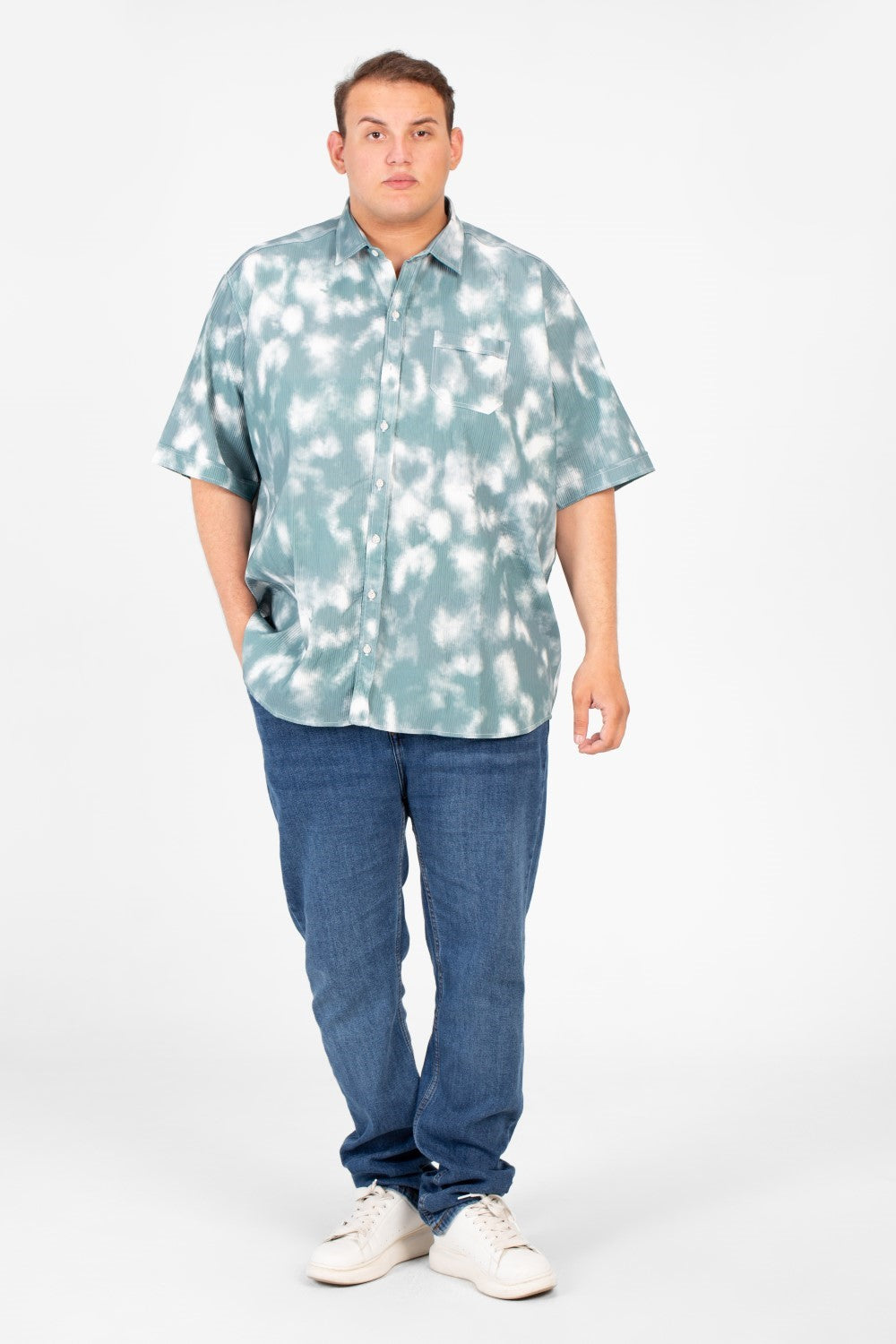 قميص رجالي كبير الحجم بأكمام قصيرة وجيب أمامي