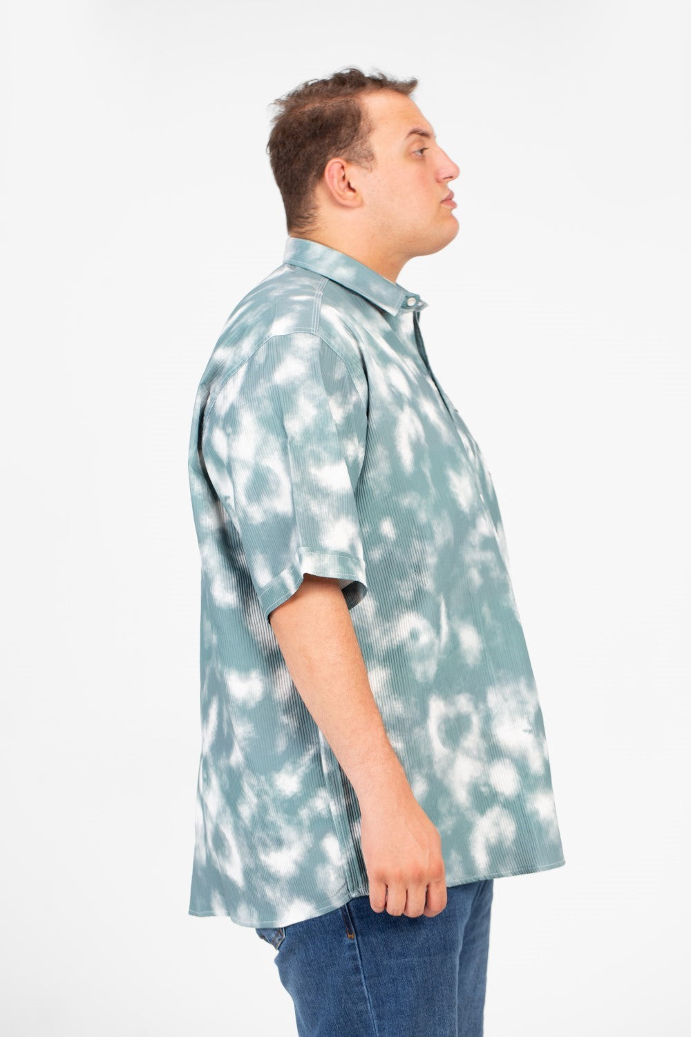 قميص رجالي كبير الحجم بأكمام قصيرة وجيب أمامي