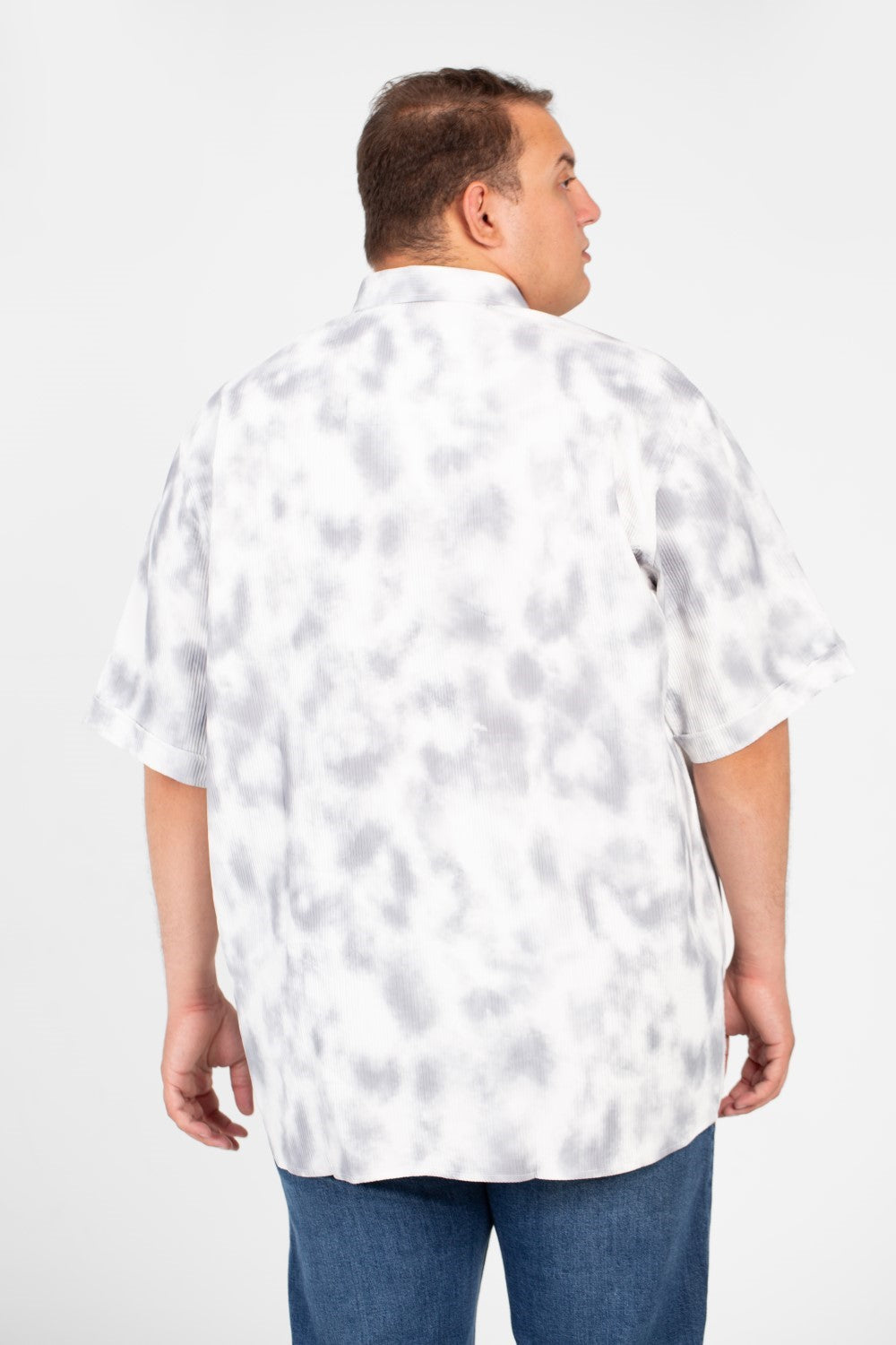 قميص رجالي كبير الحجم بأكمام قصيرة وجيب أمامي