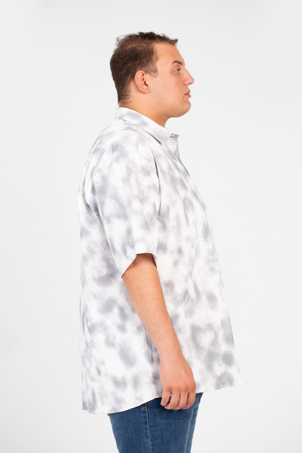 قميص رجالي كبير الحجم بأكمام قصيرة وجيب أمامي