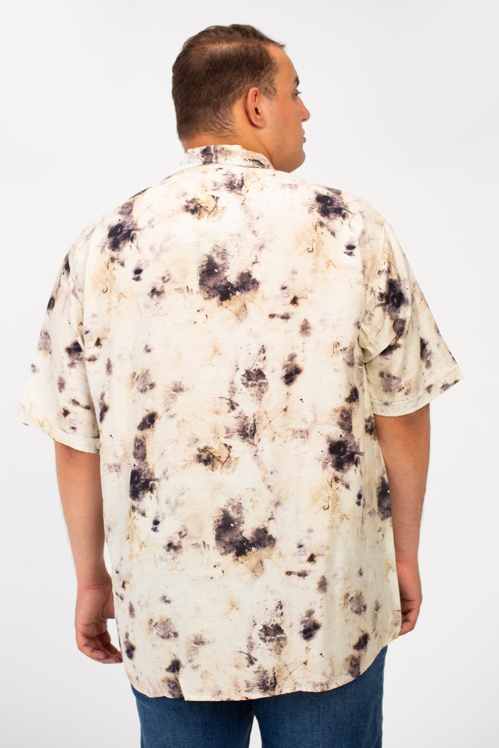 قميص رجالي كبير الحجم بنصف كم وطبعة كاملة وجيب أمامي