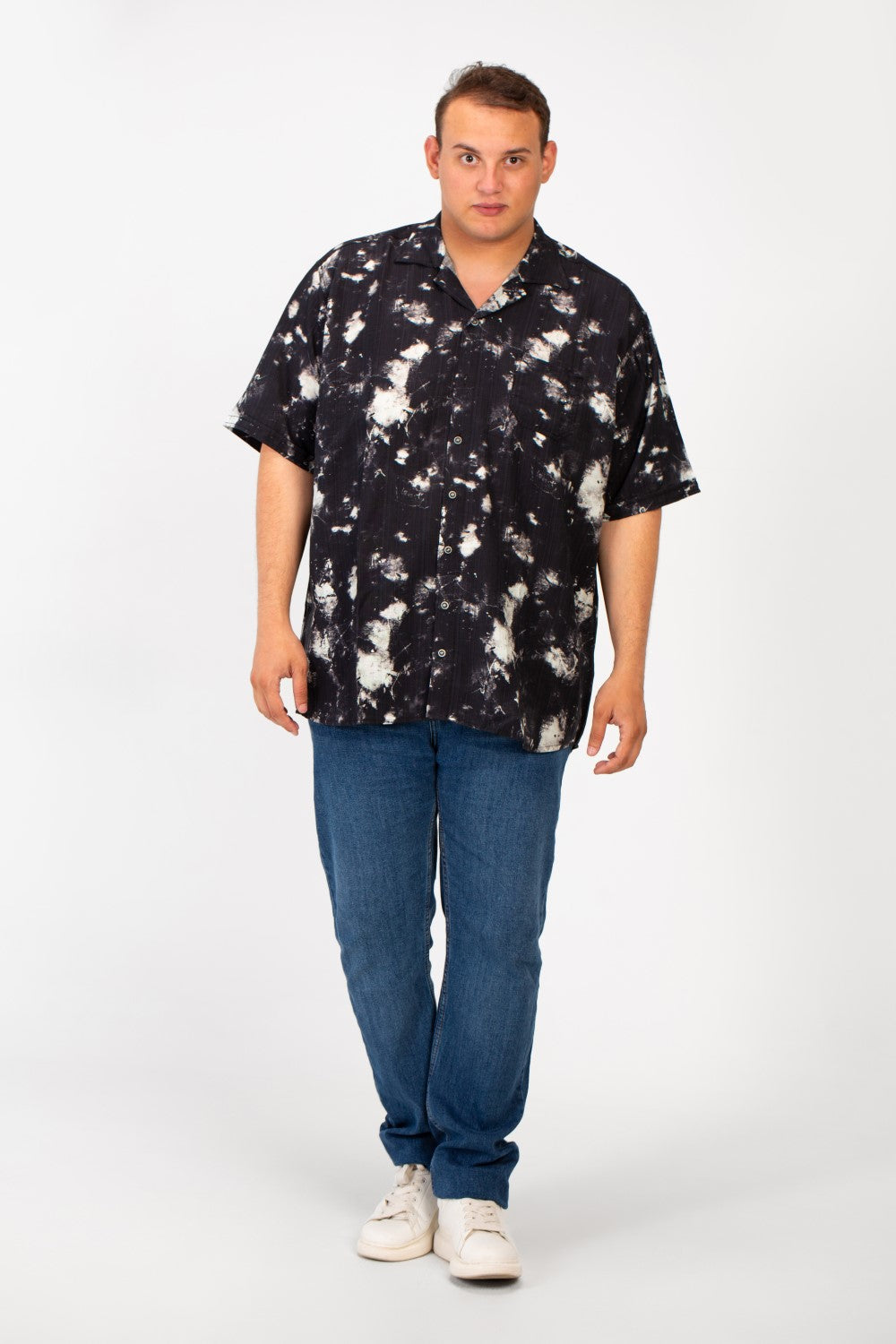 قميص رجالي كبير الحجم بنصف كم وطبعة كاملة وجيب أمامي