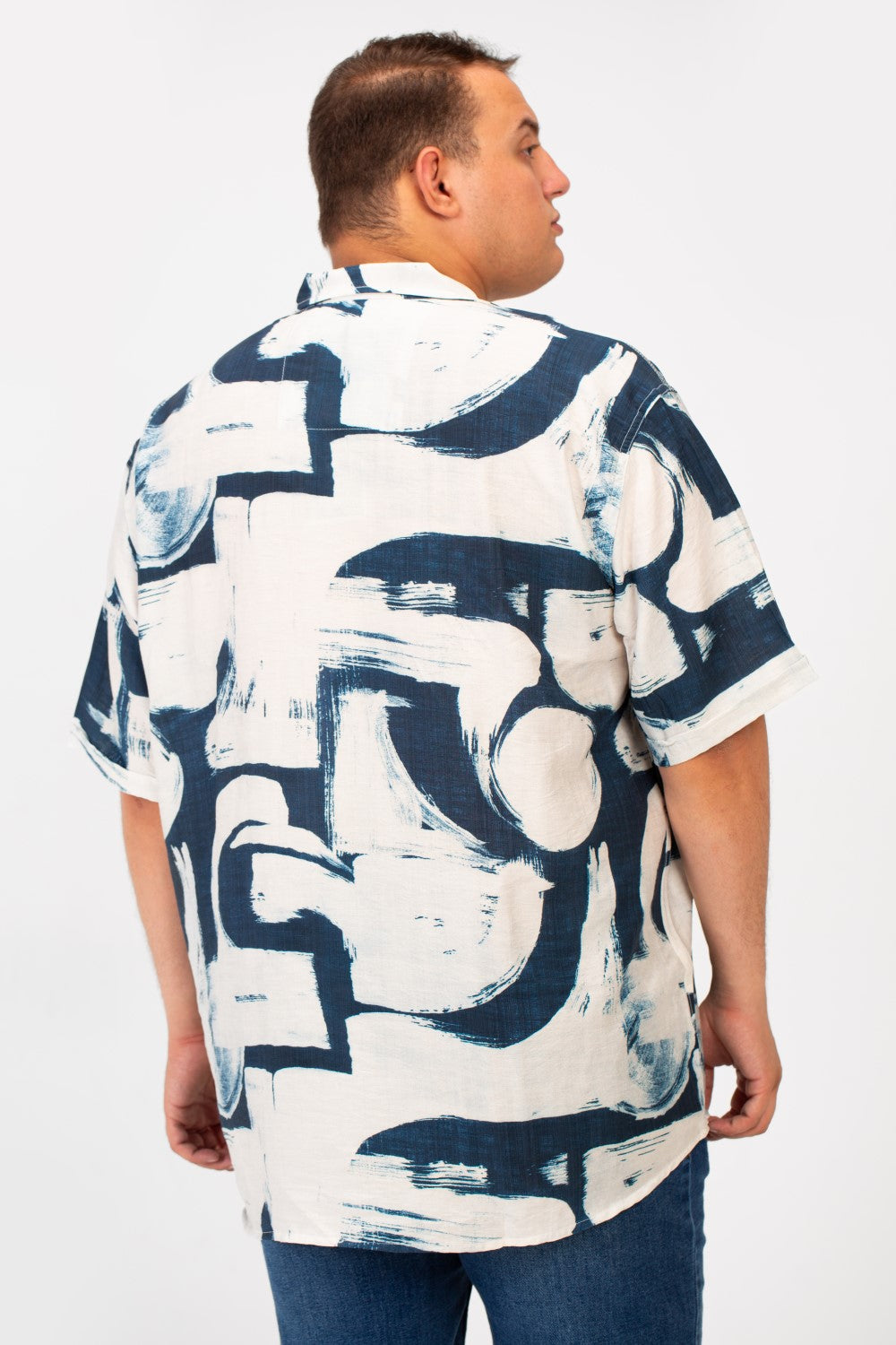 قميص رجالي صيفي كبير الحجم بأكمام قصيرة وطبعة كاملة مصنوع من مادة عملية ومريحة