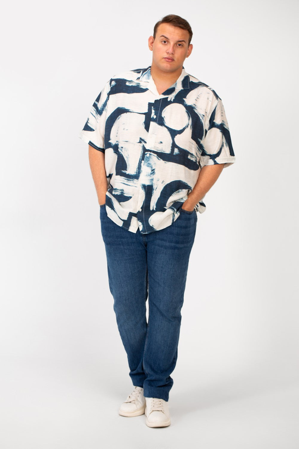 قميص رجالي صيفي كبير الحجم بأكمام قصيرة وطبعة كاملة مصنوع من مادة عملية ومريحة