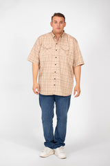 قميص رجالي كبير الحجم بأكمام قصيرة ومربعات وأزرار كاملة وجيوب أمامية