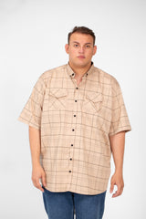 قميص رجالي كبير الحجم بأكمام قصيرة ومربعات وأزرار كاملة وجيوب أمامية