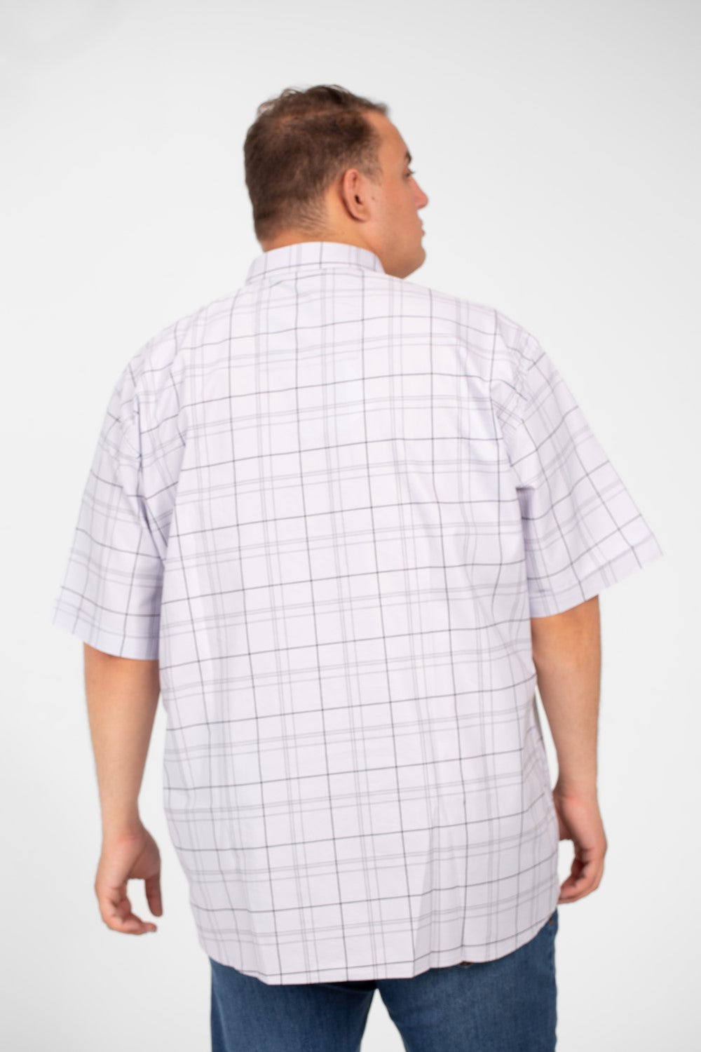 قميص رجالي كبير الحجم بأكمام قصيرة ومربعات وأزرار كاملة وجيوب أمامية