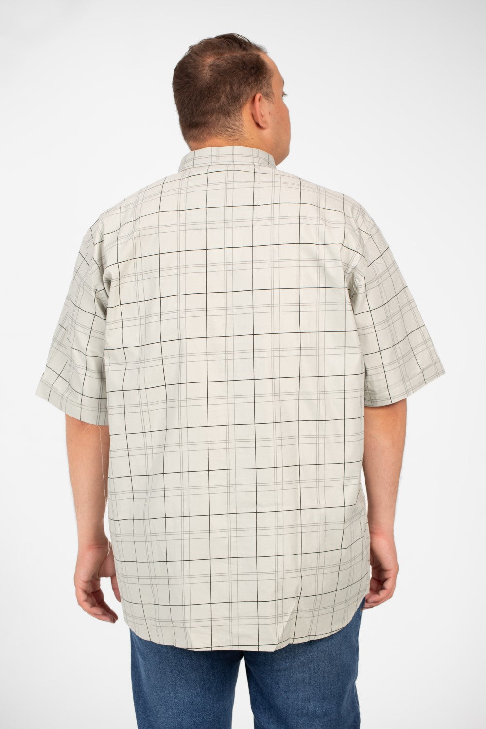 قميص رجالي كبير الحجم بأكمام قصيرة ومربعات وأزرار كاملة وجيوب أمامية