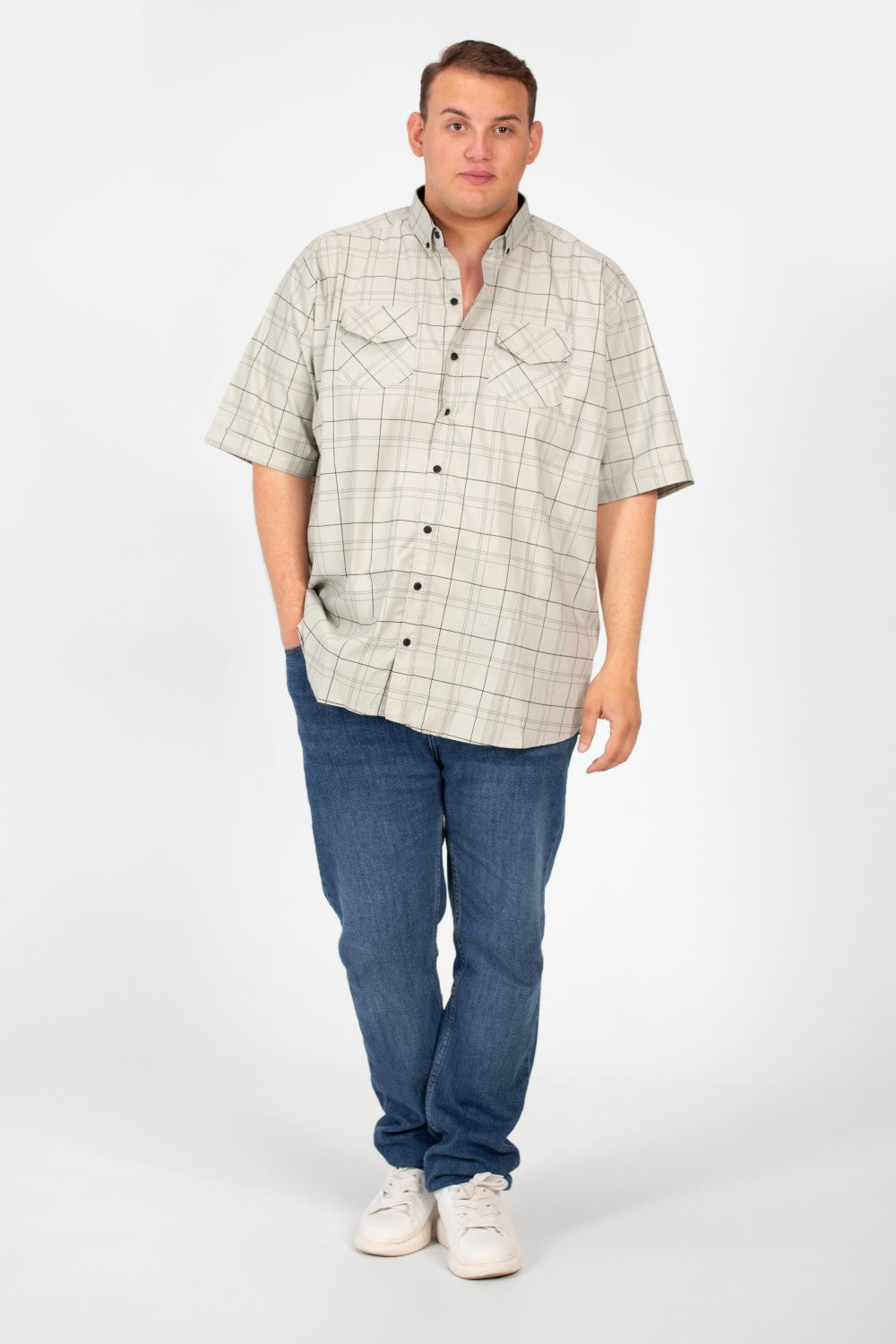 قميص رجالي كبير الحجم بأكمام قصيرة ومربعات وأزرار كاملة وجيوب أمامية