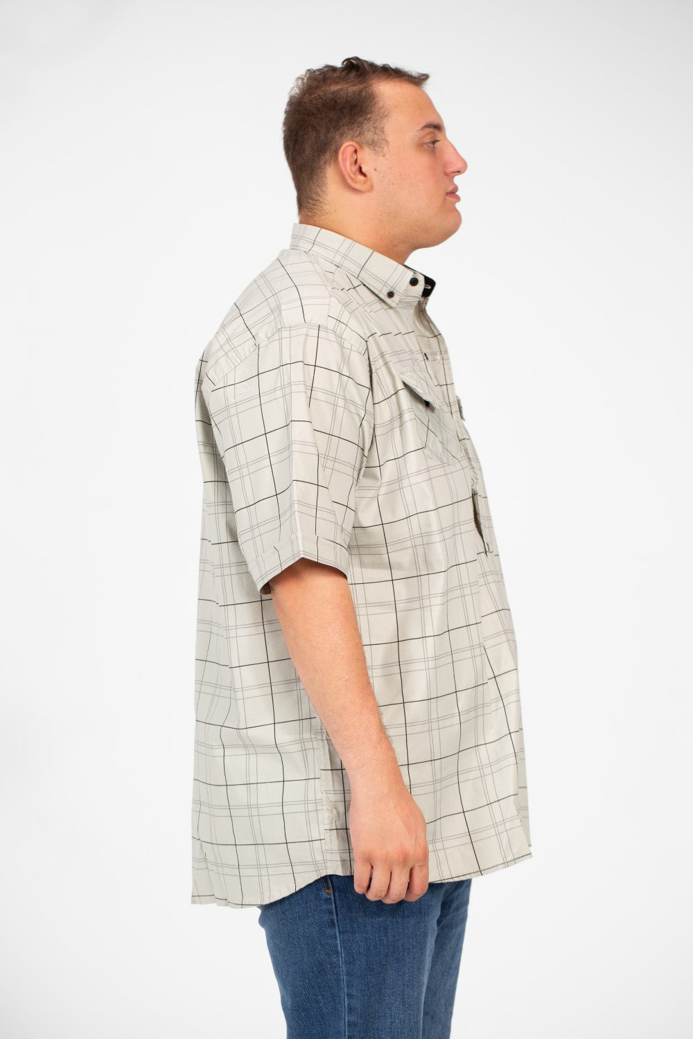 قميص رجالي كبير الحجم بأكمام قصيرة ومربعات وأزرار كاملة وجيوب أمامية