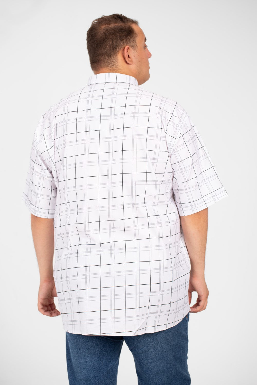 قميص رجالي كبير الحجم بأكمام قصيرة ومربعات وأزرار كاملة وجيوب أمامية