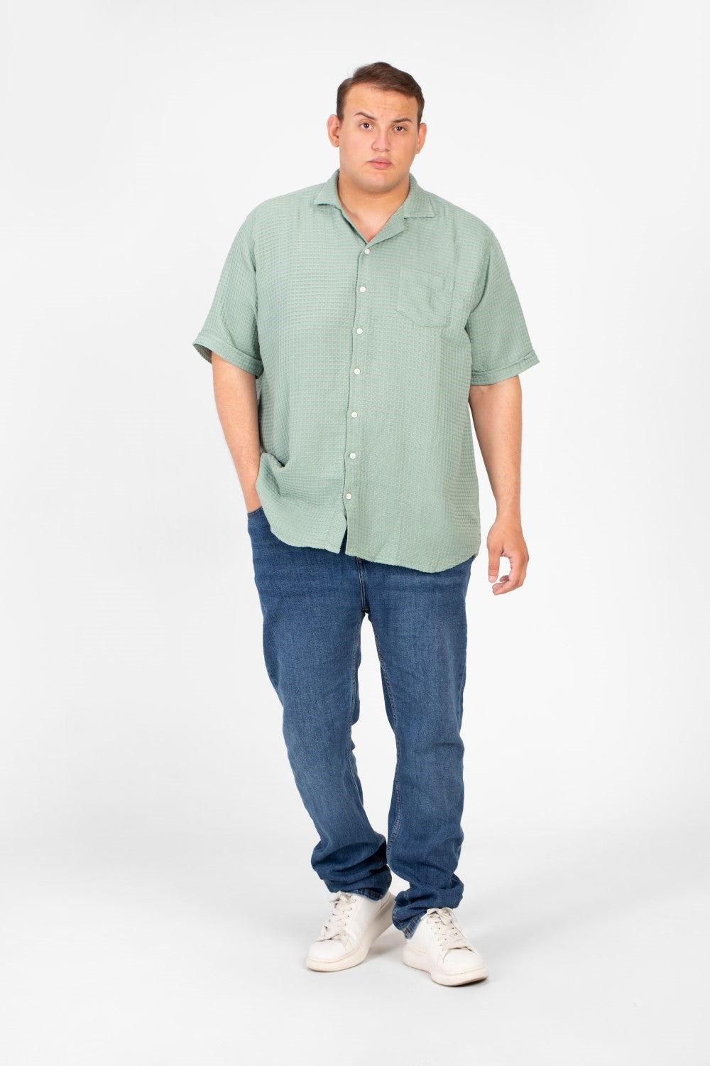 قميص رجالي سادة أساسي بمقاس كبير مصنوع من قماش صيفي مريح وأكمام قصيرة