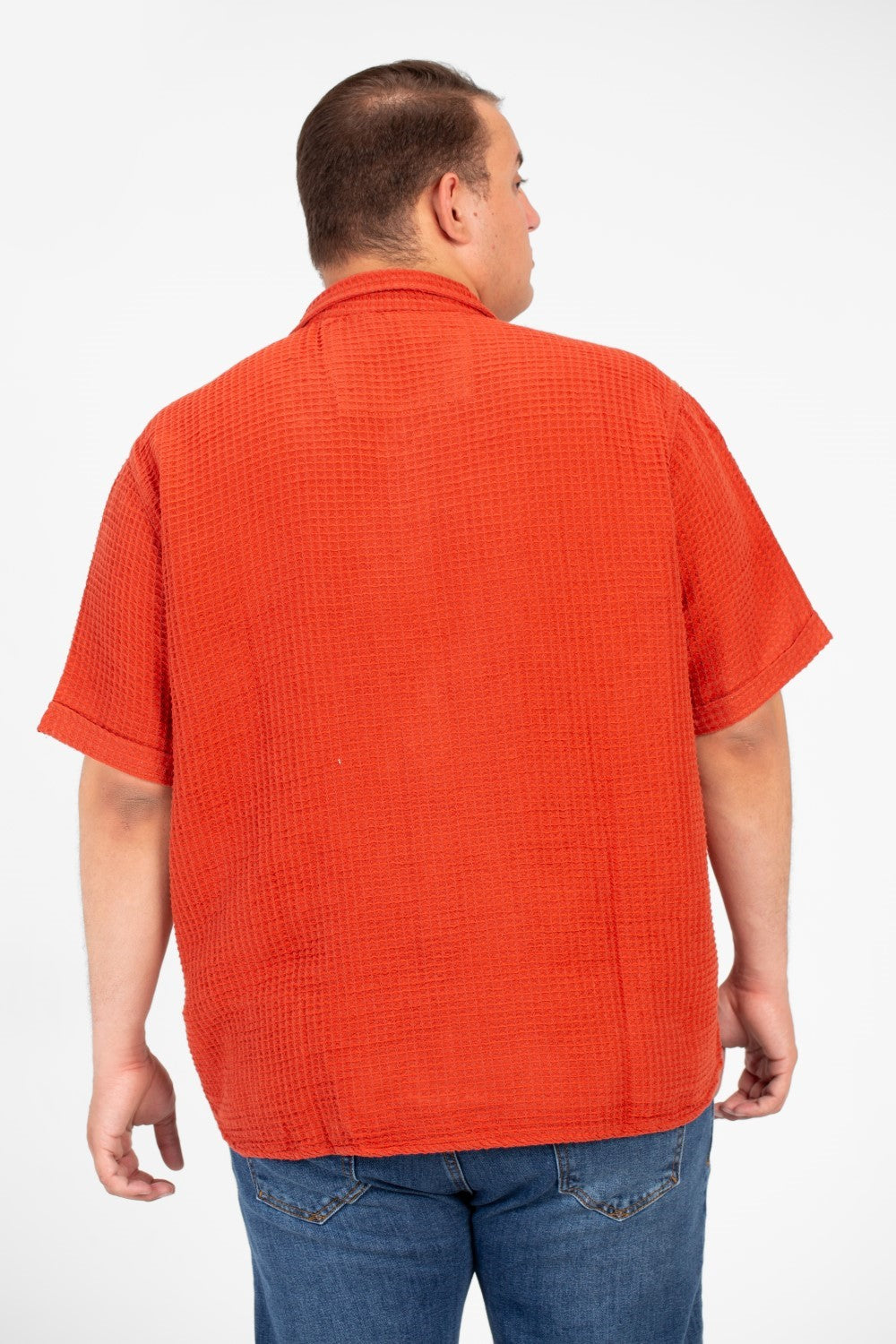 قميص رجالي سادة أساسي بمقاس كبير مصنوع من قماش صيفي مريح وأكمام قصيرة