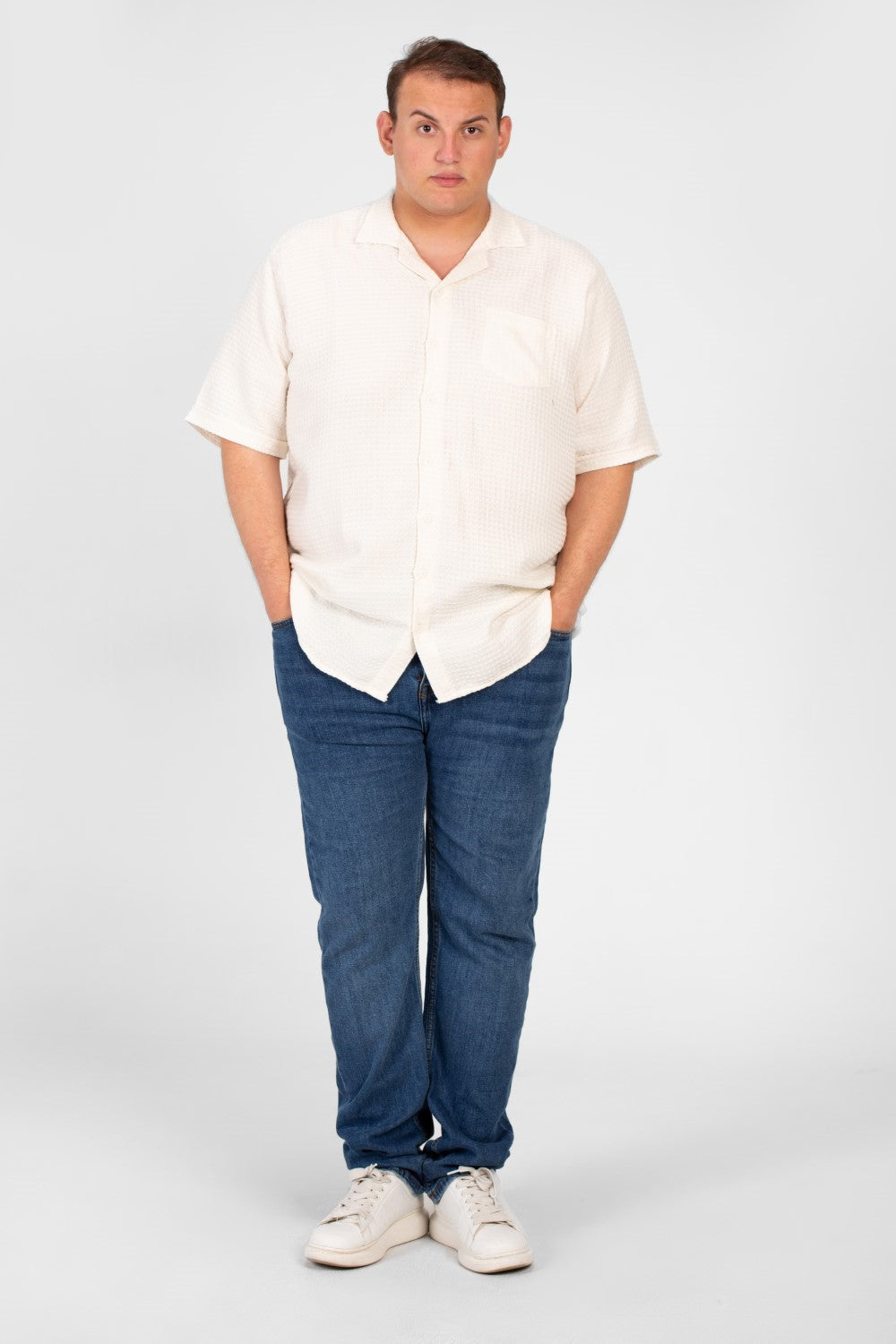 قميص رجالي سادة أساسي بمقاس كبير مصنوع من قماش صيفي مريح وأكمام قصيرة