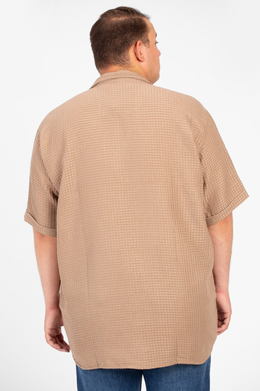 قميص رجالي سادة أساسي بمقاس كبير مصنوع من قماش صيفي مريح وأكمام قصيرة