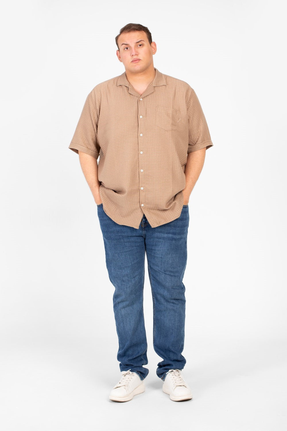 قميص رجالي سادة أساسي بمقاس كبير مصنوع من قماش صيفي مريح وأكمام قصيرة