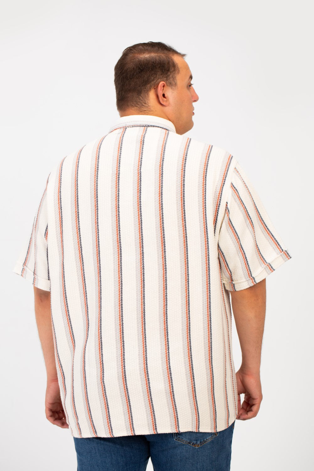 قميص رجالي مخطط بأكمام نصفية، مقاس كبير، مصنوع من قماش عصري، وجيب أمامي