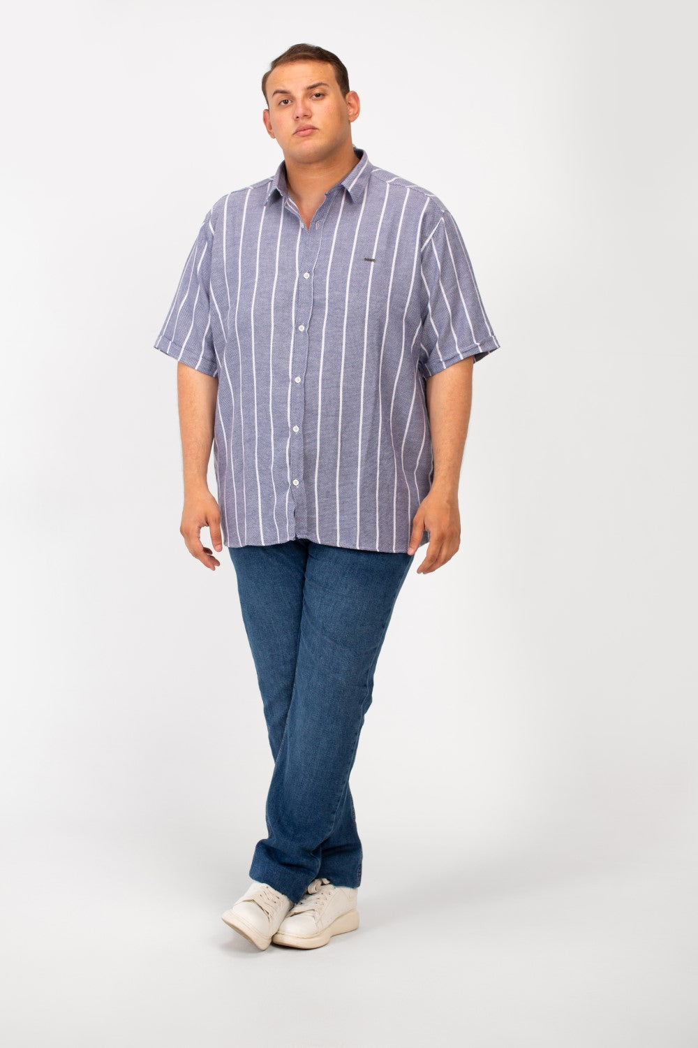 قميص توماتو رجالي كبير الحجم بأكمام نصفية وأزرار أمامية مخططة