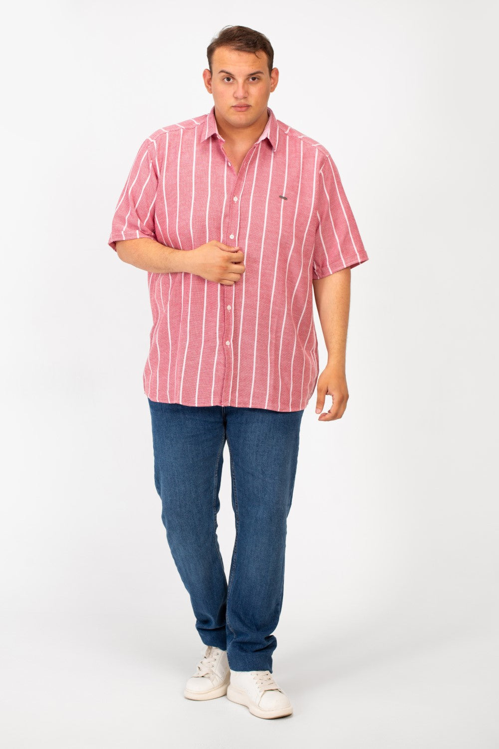 قميص توماتو رجالي كبير الحجم بأكمام نصفية وأزرار أمامية مخططة