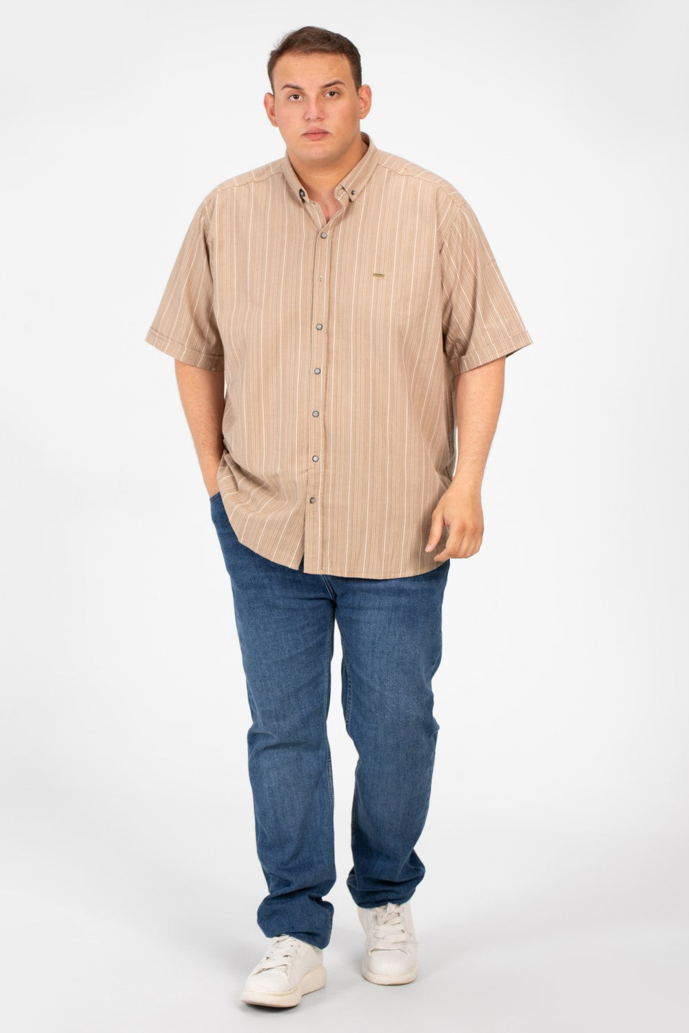 قميص توماتو رجالي مخطط بنصف كم ومقاس كبير بتفاصيل أساسية