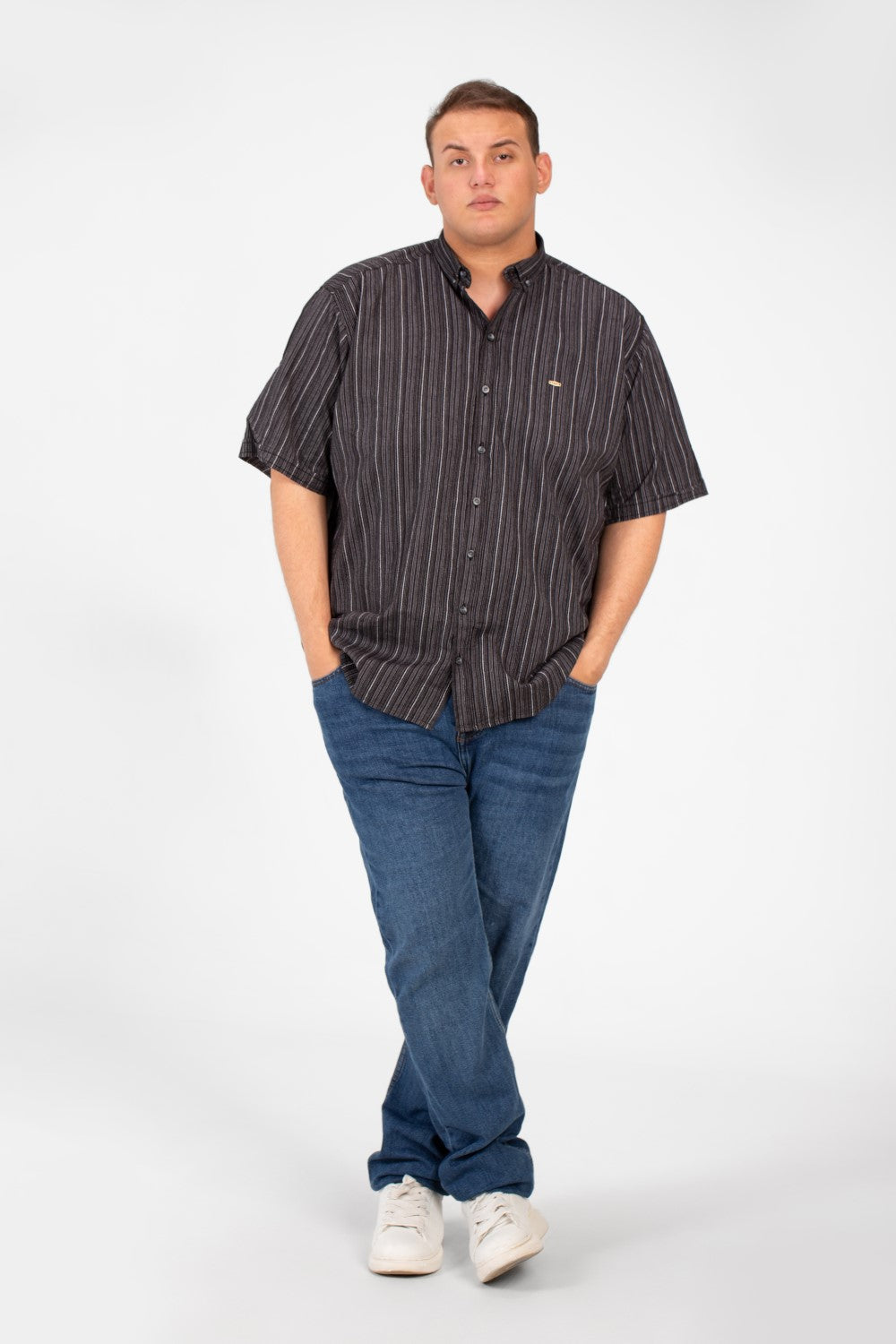 قميص توماتو رجالي مخطط بنصف كم ومقاس كبير بتفاصيل أساسية